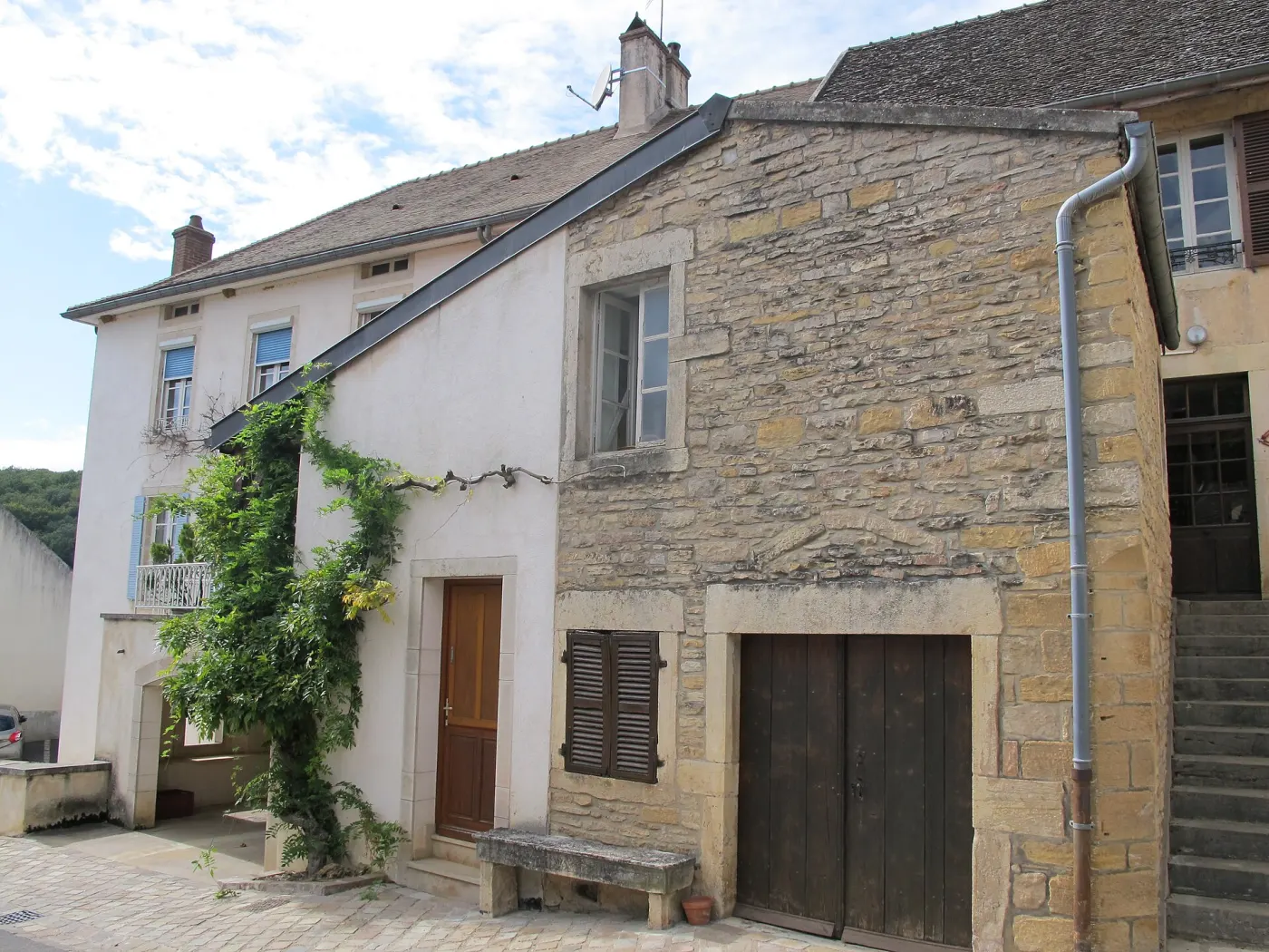 Une maison de pierre de Pernand-Vergelesses, avec sa porte de cave